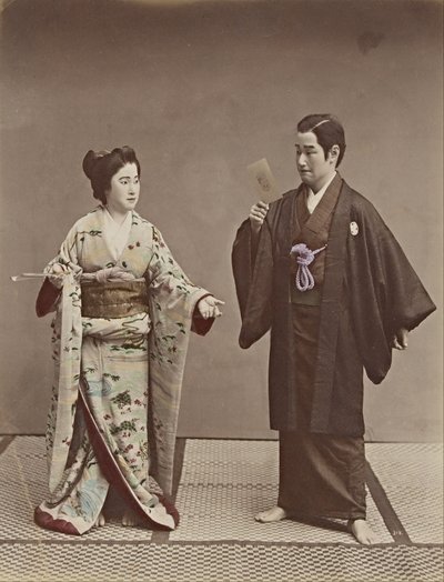 Sin título (Pareja con una fotografía de gabinete y un fantasma en el fondo) de Kusakabe Kimbei